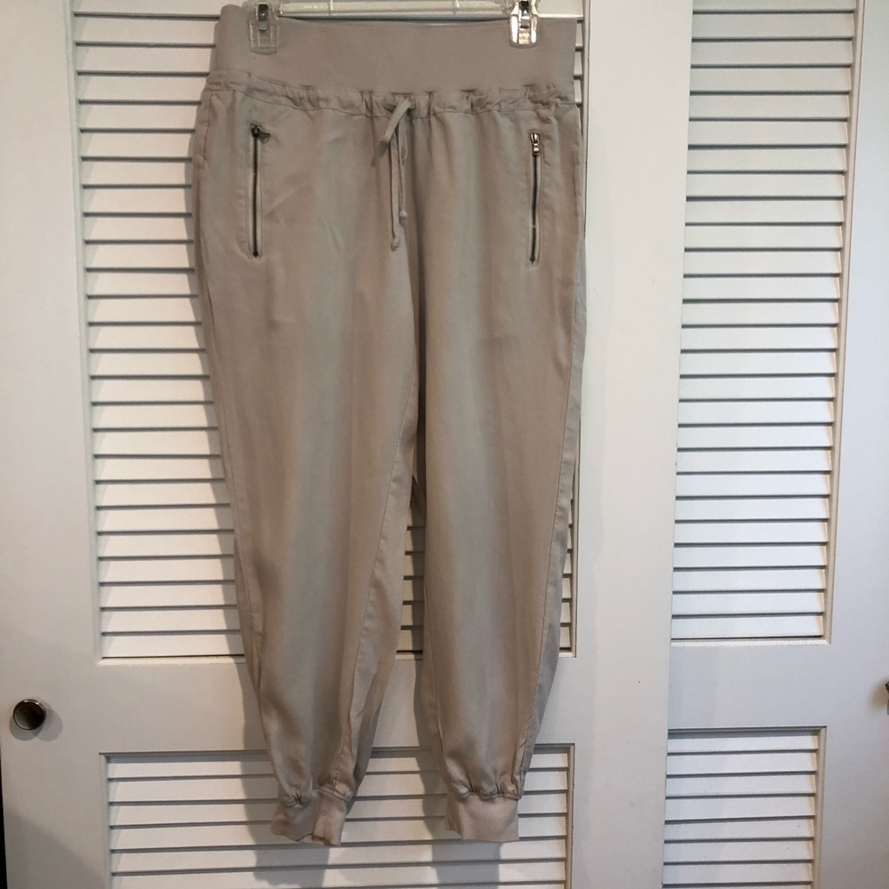 Cloth and Stone Bella Dahl khaki joggers.